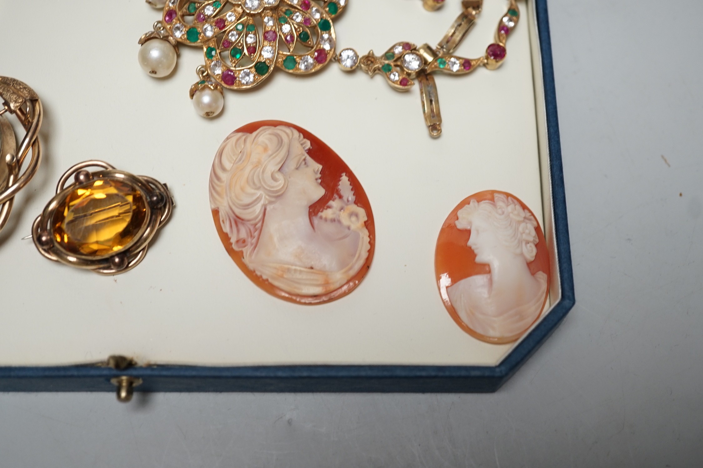 A yellow metal mounted oval cameo hardstone? set oval pendant, 32mm and a group of assorted costume jewellery including a pinchbeck brooch.
